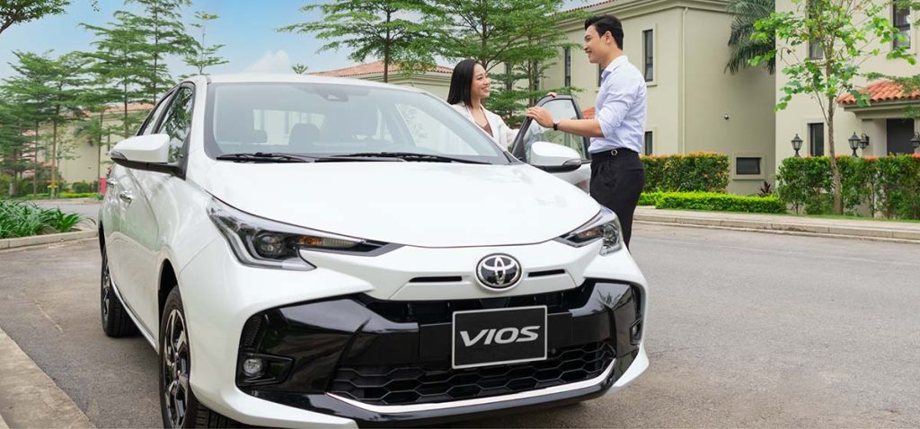 Toyota Vios 2023 xuất hiện với cụm lưới tản nhiệt mở rộng sang hai bên, thiết kế góc cạnh hơn nhiều.